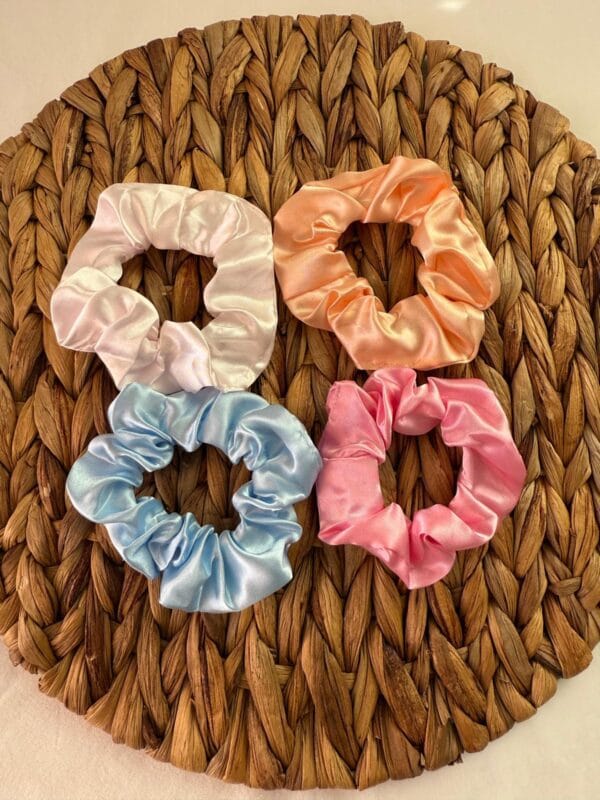 Saten Scrunchie Toka Seti – 4’lü Pastel ve Mor-Pembe Renkli Varyasyonlu Saç Lastiği - Görsel 2