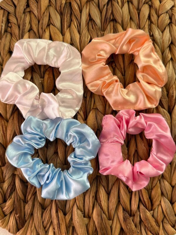 Saten Scrunchie Toka Seti – 4’lü Pastel ve Mor-Pembe Renkli Varyasyonlu Saç Lastiği - Görsel 3