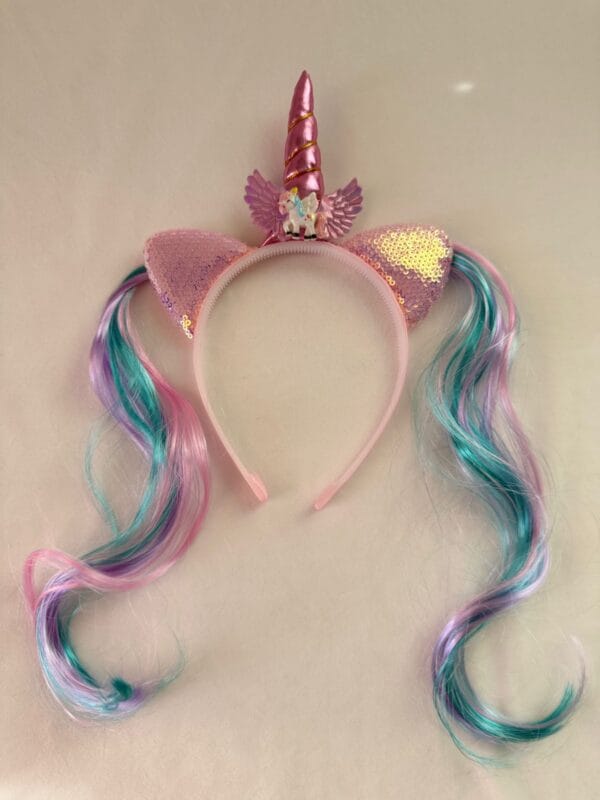 parlak pembe boynuzlu unicorn taç