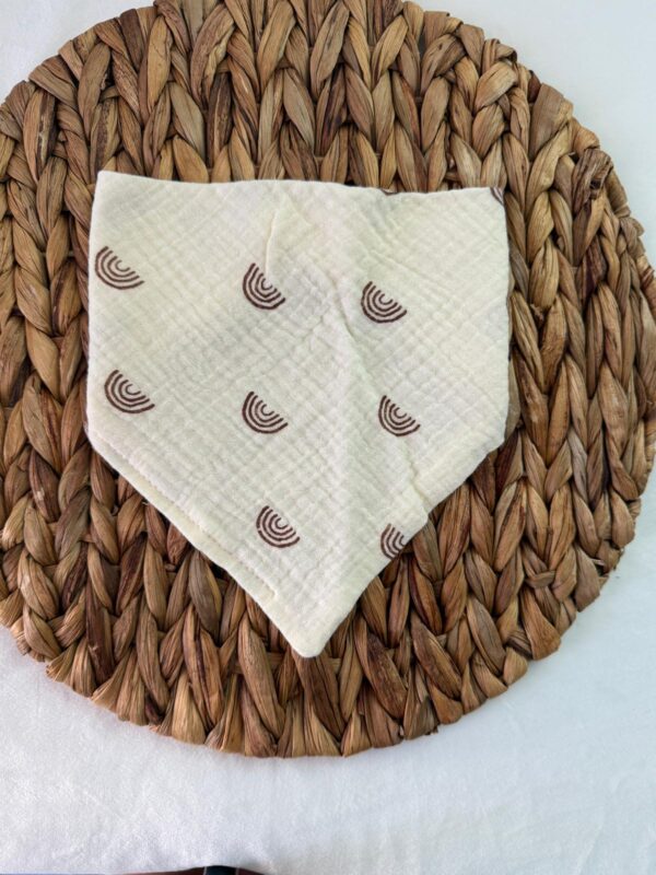 Gökkuşağı desenli muslin bebek önlüğü
