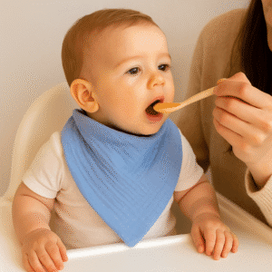 Mavi müslin bandana mama önlüğü düz zeminde
