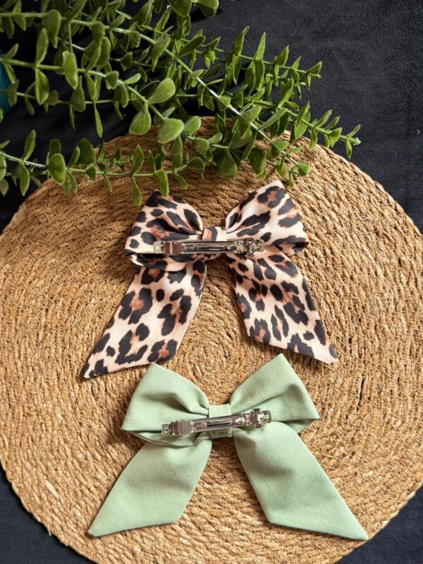 Fiyonk Saç Tokası – Leopar Desenli ve Yeşil 8 cm Klipsli Model 2'li Set (Şık ve Kullanışlı) - Görsel 2