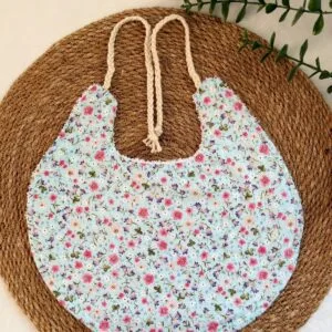 Çiçek desenli çift taraflı bebek mama önlüğü görünümü