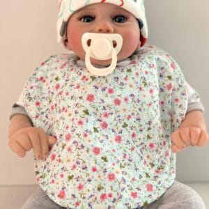 Çiçek Desenli El Yapımı Mama Önlüğü – Kullanım Görünümü Çiçek desenli bebek mama önlüğü kullanım görünümü