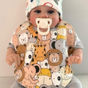 “Sevimli bebek manken üzerinde mama önlüğü”