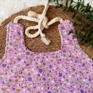 Pembe çiçekli bebek mama önlüğü havlu arka yüz detayı