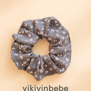 Antrasit gri çiçek desenli scrunchie saç tokası – yumuşak ve iz bırakmayan kumaş
