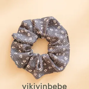 Antrasit gri çiçek desenli scrunchie saç tokası – yumuşak ve iz bırakmayan kumaş