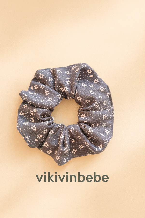 Antrasit gri çiçek desenli scrunchie saç tokası – yumuşak ve iz bırakmayan kumaş