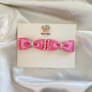 Pembe Saten Fiyonk Saç Tokası Seti – İnci Detayı pembe saten fiyonk saç tokası seti inci detay görünümü