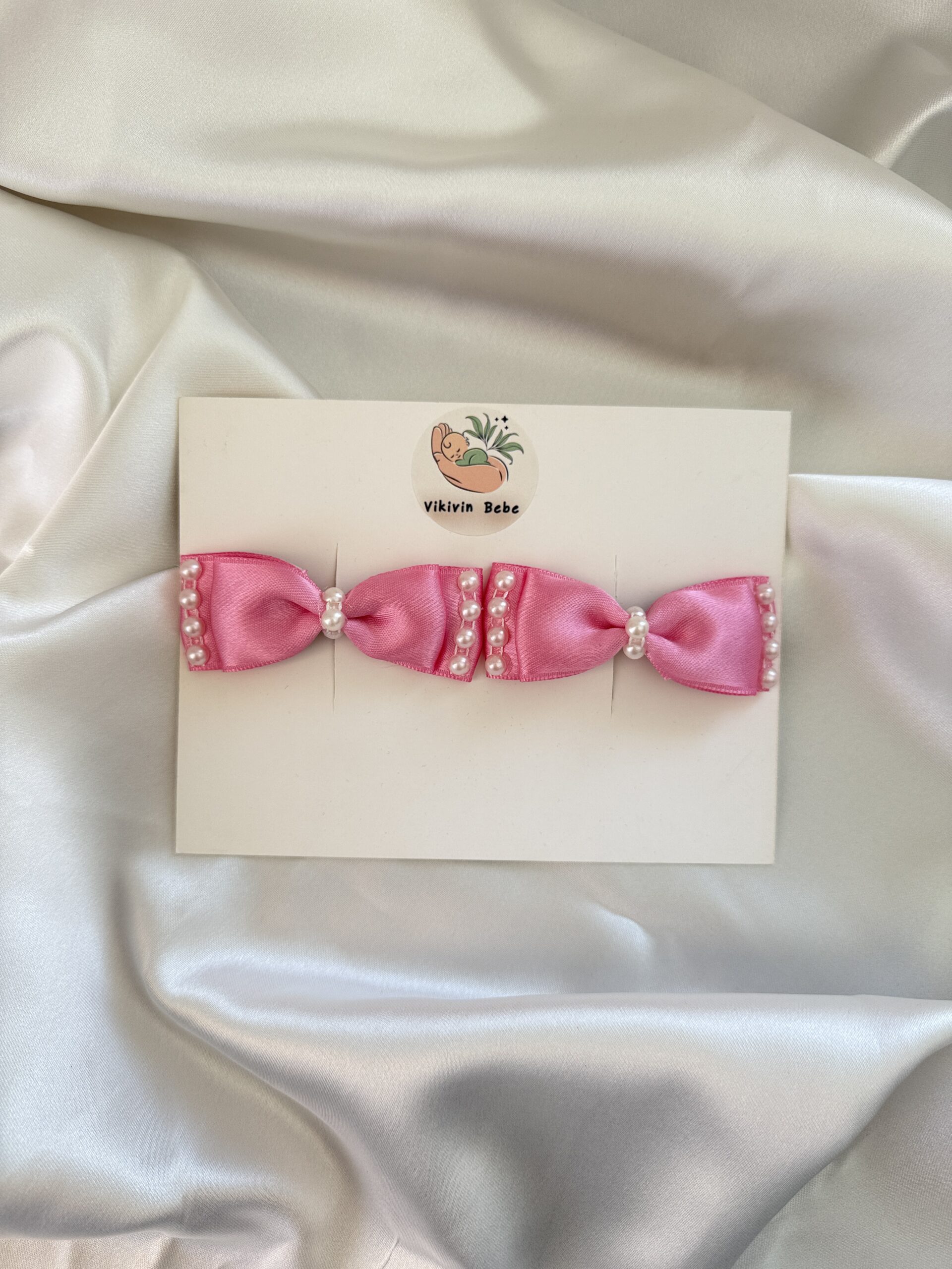 Pembe saten fiyonk saç tokası seti – detay yakın plan fiyonklar