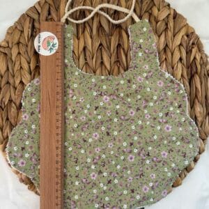 Yeşil Çiçek Desenli Bebek Mama Önlüğü – Ölçü Görünümü 1 Yeşil çiçek desenli bebek mama önlüğü ölçü görünümü 1