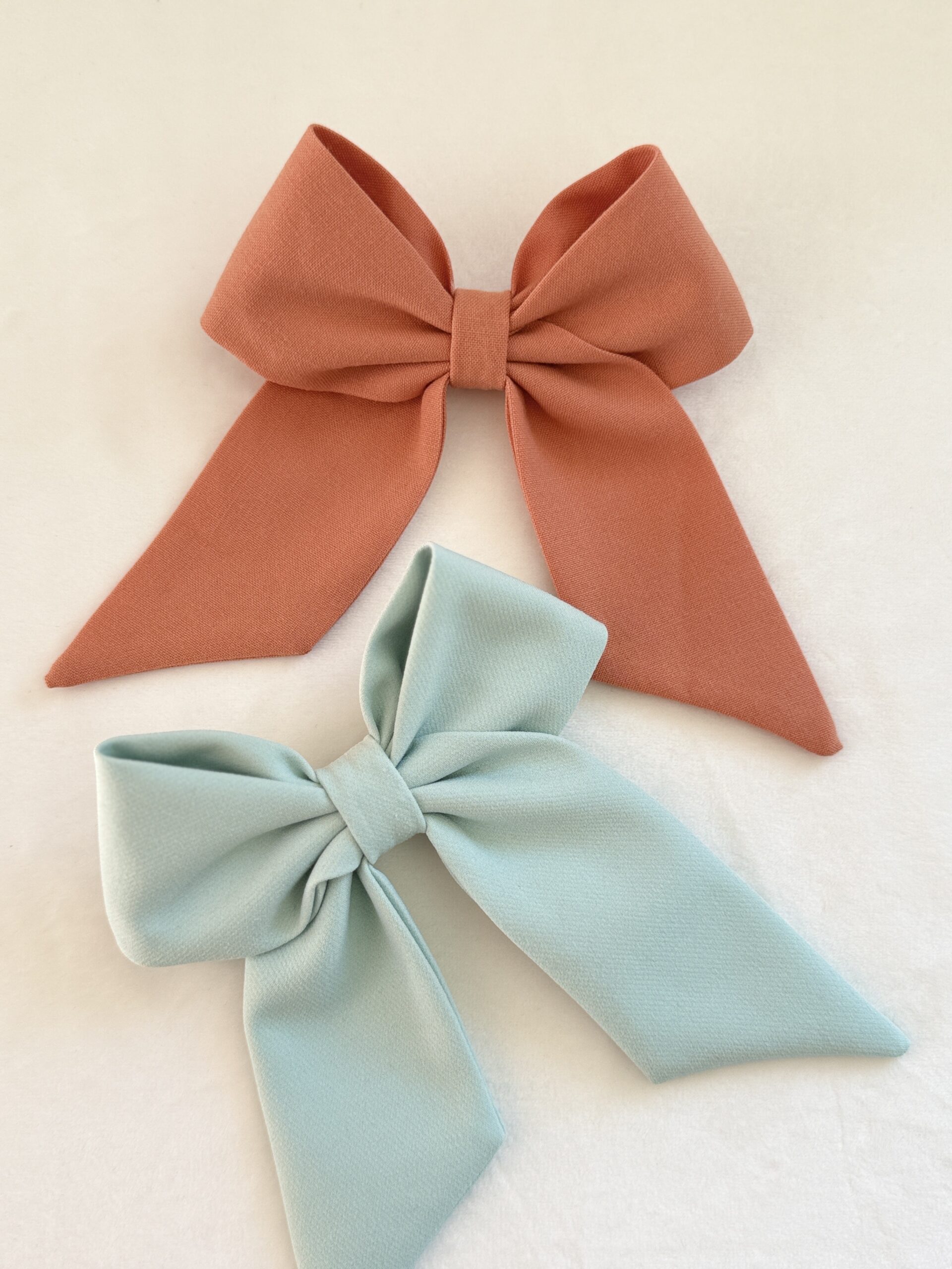 Büyük Fiyonk Toka 2’li Set – 8 cm Otomatik Klips | Mint Yeşil & Tarçın | El Yapımı | Vikivin Bebe - Görsel 4