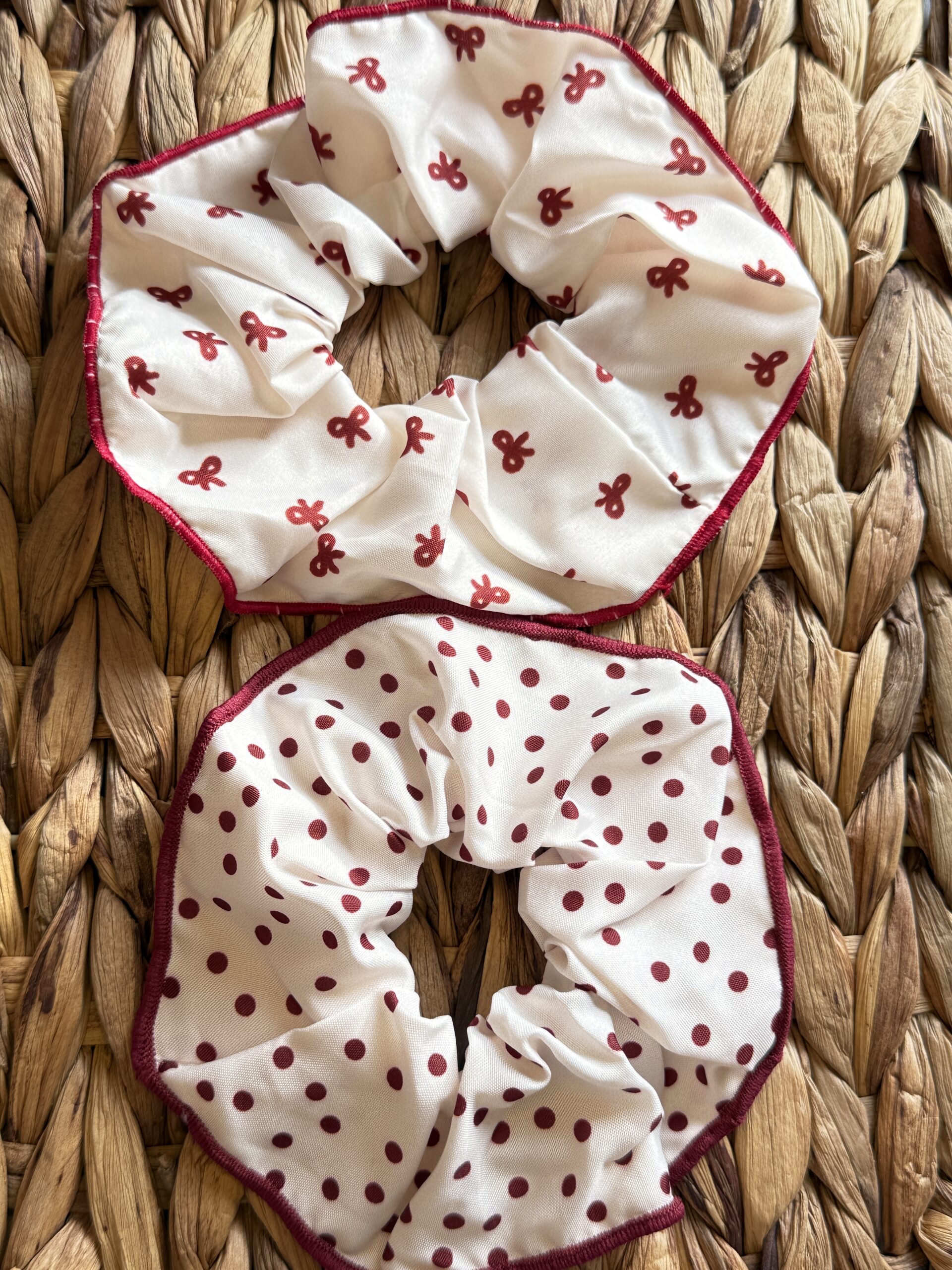 Kırmızı Desenli Scrunchie Toka 2’li Set – Puantiyeli, Fiyonklu ve Kareli Saç Tokası | Vikivin Bebe - Görsel 8