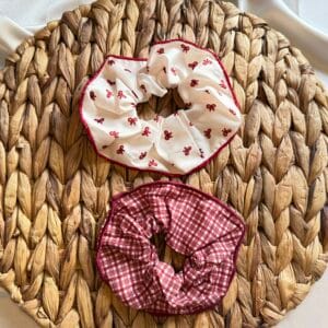 IMG_8589 Kırmızı puantiyeli desenli scrunchie toka önden görünüm