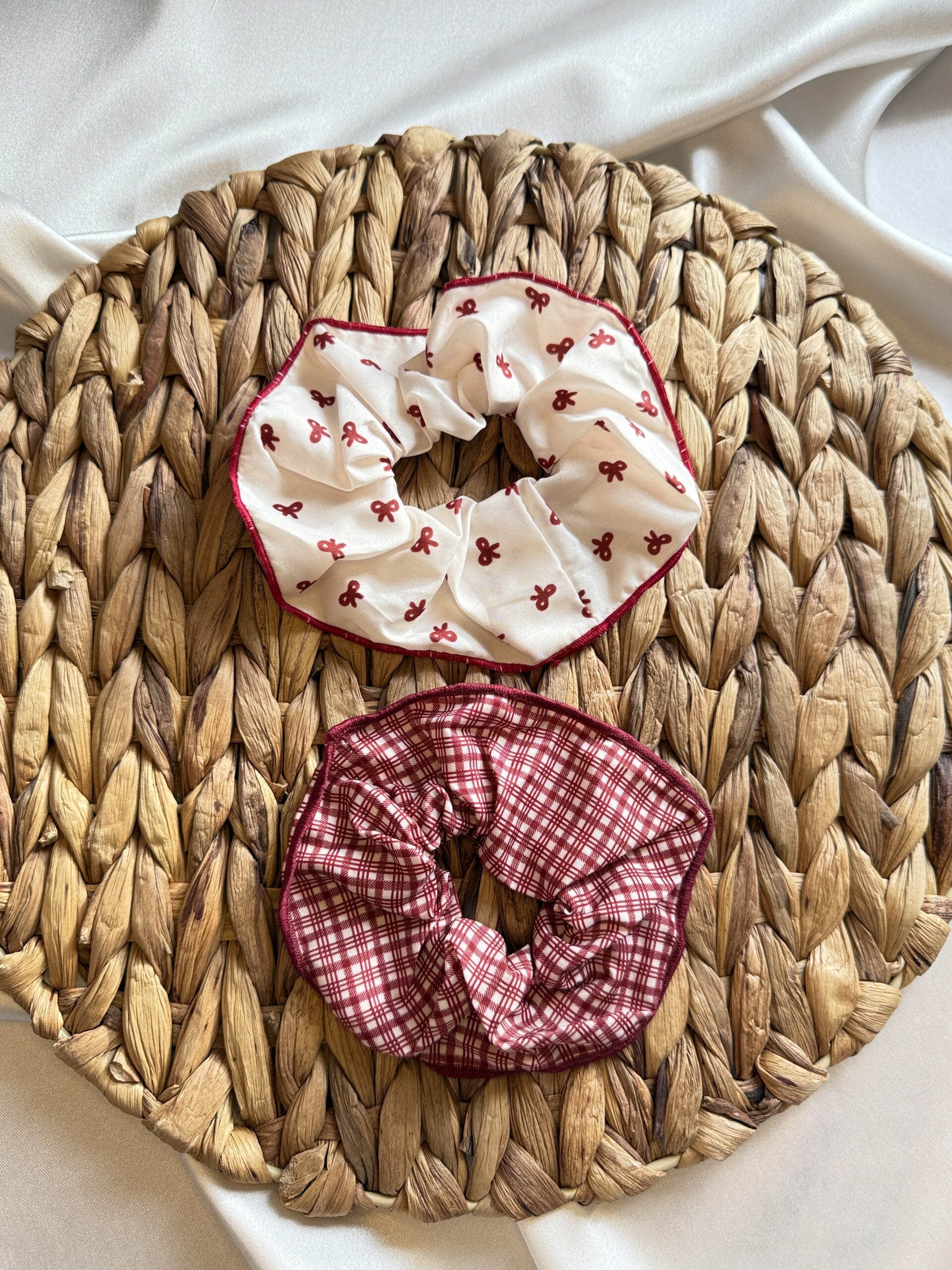 Kırmızı puantiyeli desenli scrunchie toka önden görünüm