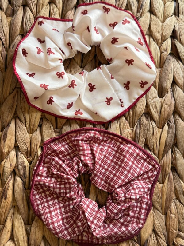 Kırmızı puantiyeli desenli scrunchie toka önden yakın görünüm