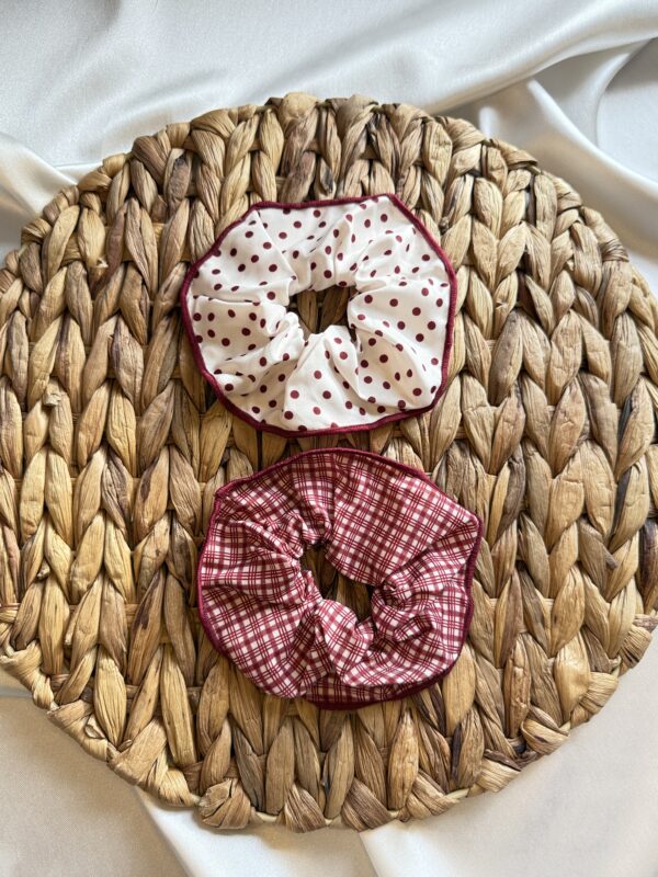 Kırmızı kareli desenli scrunchie toka seti