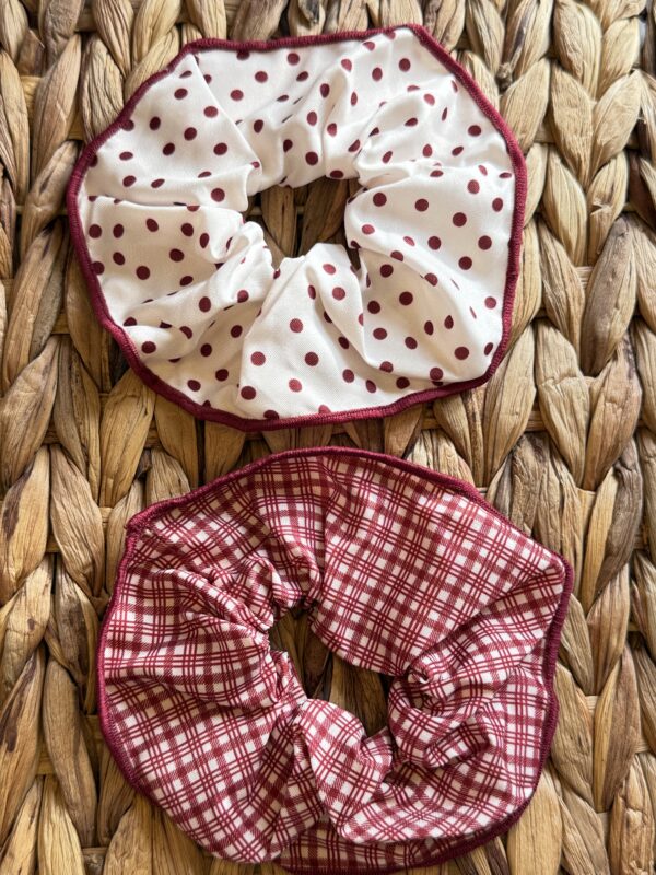 Kırmızı kareli desenli scrunchie toka seti yakın görünüm