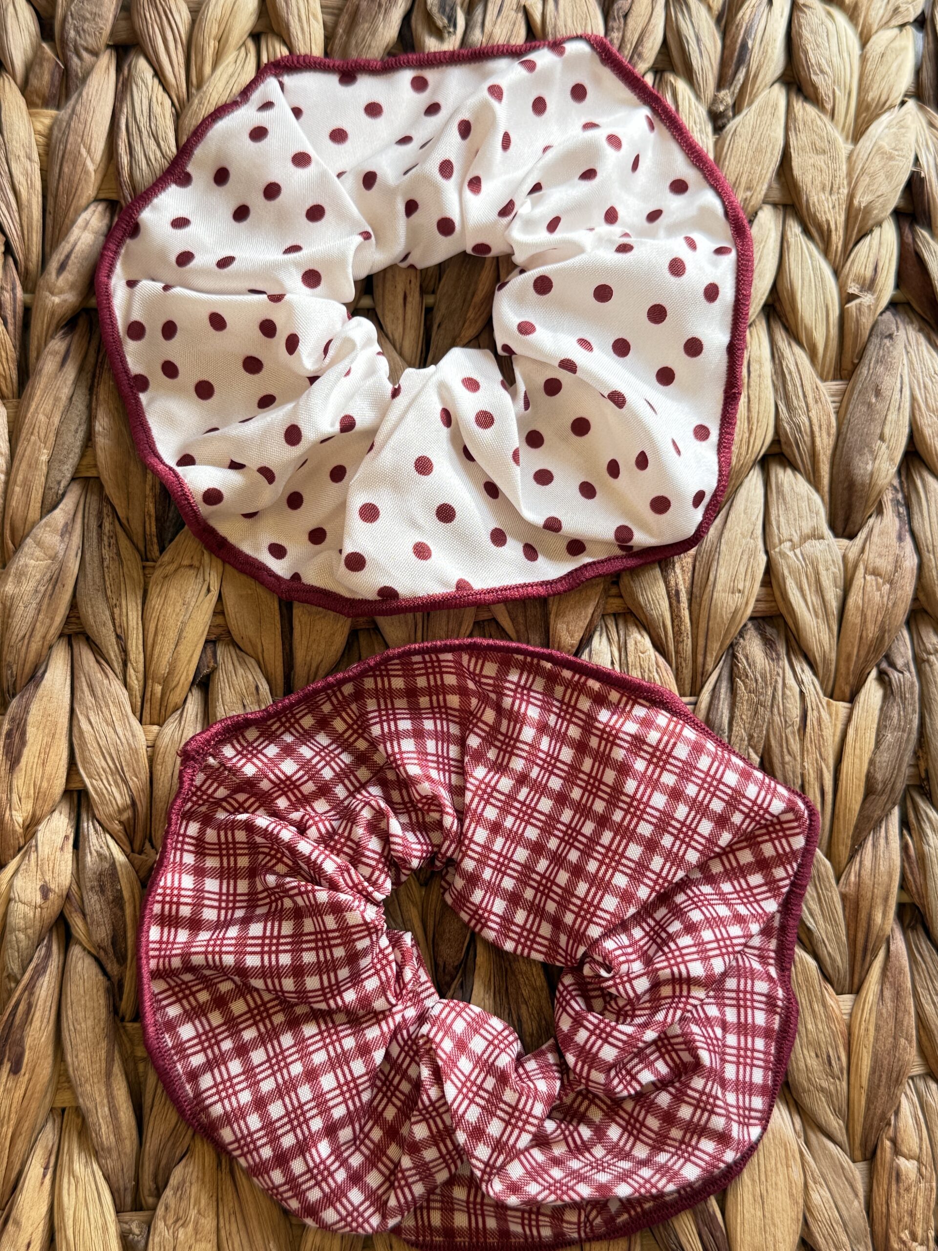 Kırmızı kareli desenli scrunchie toka seti yakın görünüm