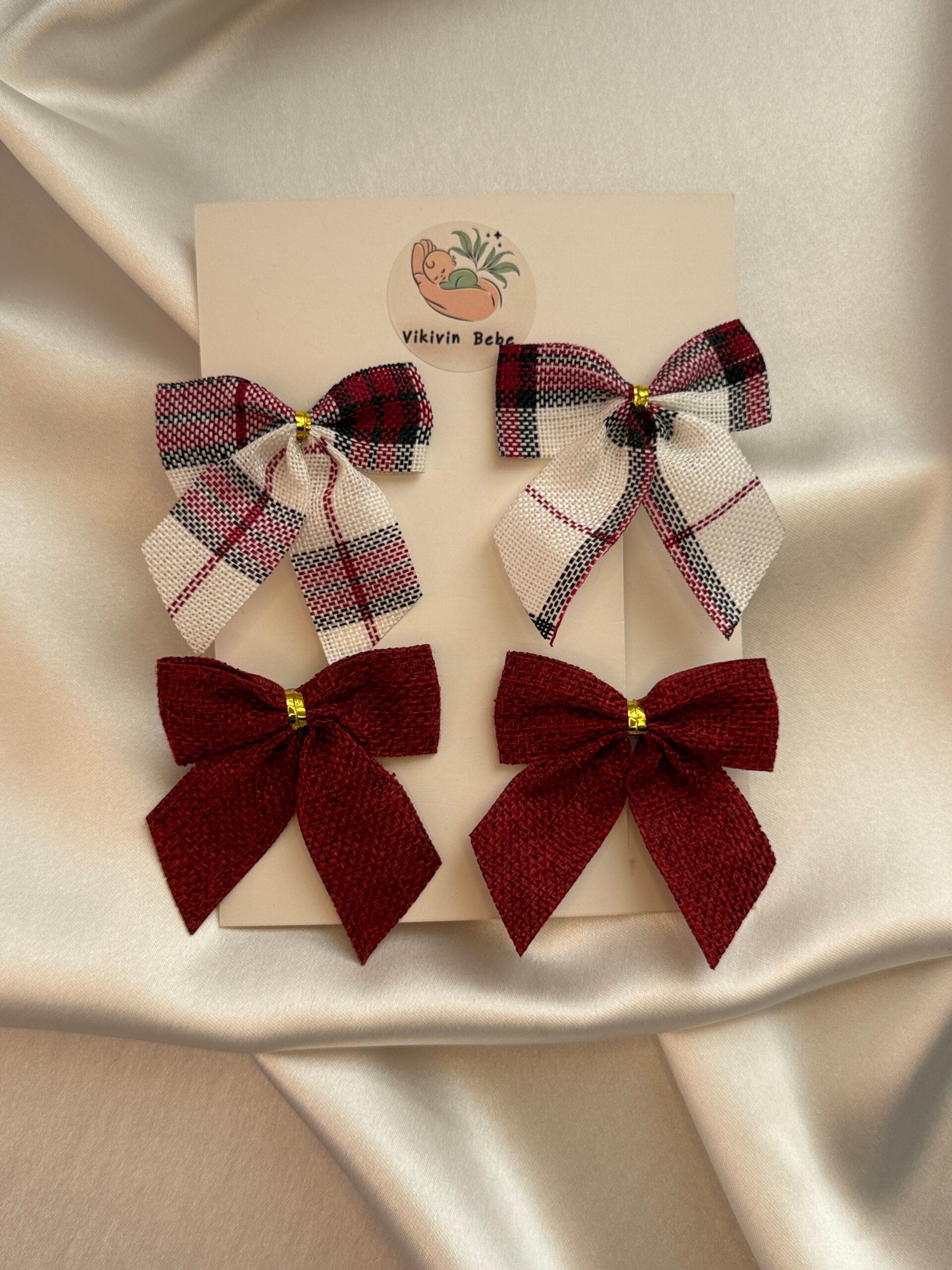çocuk fiyonk toka 4’lü set krem-kırmızı ekose ve bordo mini fiyonklar kart üzerinde, önden görünüm