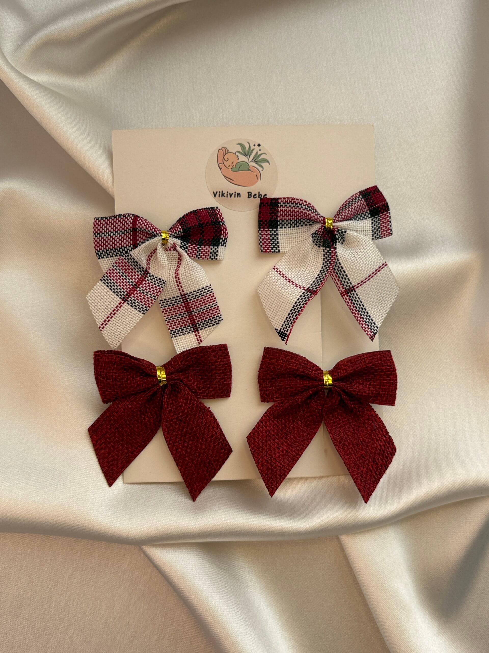 çocuk fiyonk toka 4’lü set önden düz kadraj, krem-kırmızı ekose ile bordo fiyonk kombinasyonu