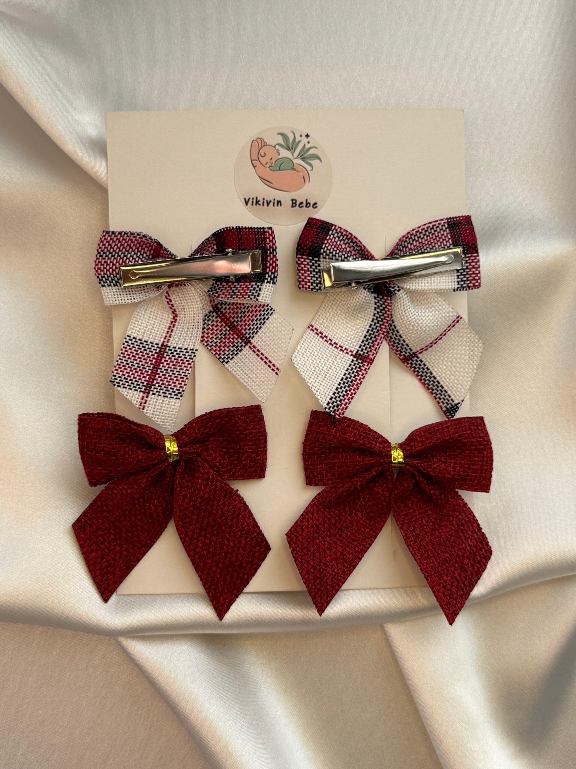 çocuk fiyonk toka 4’lü set ekose ve bordo fiyonklar arkadan görünüm, klips konumlandırma