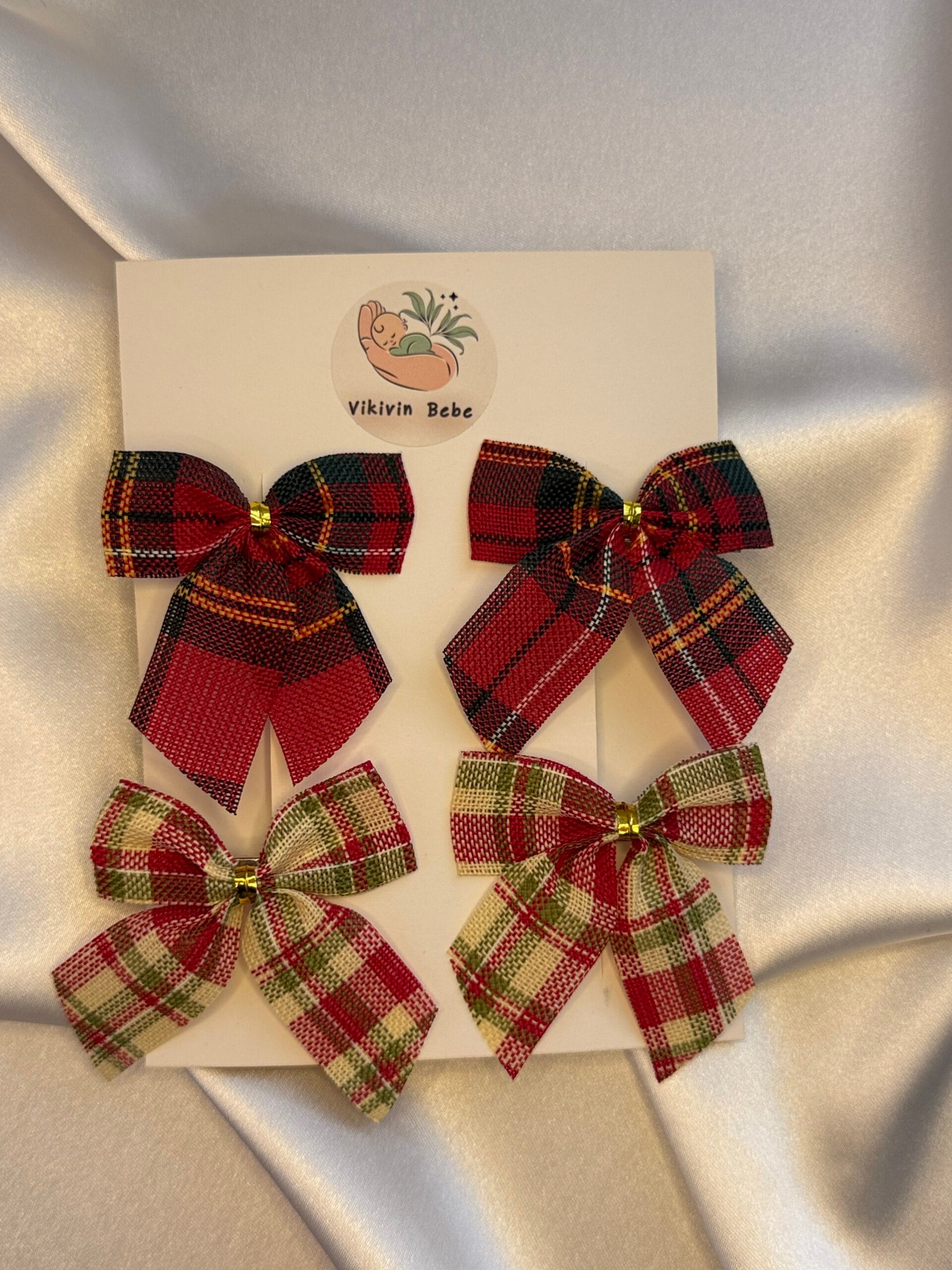 çocuk fiyonk toka 4’lü set – kırmızı-yeşil tartan ekose ve krem-yeşil-kırmızı ekose fiyonklar, önden grup görünümü