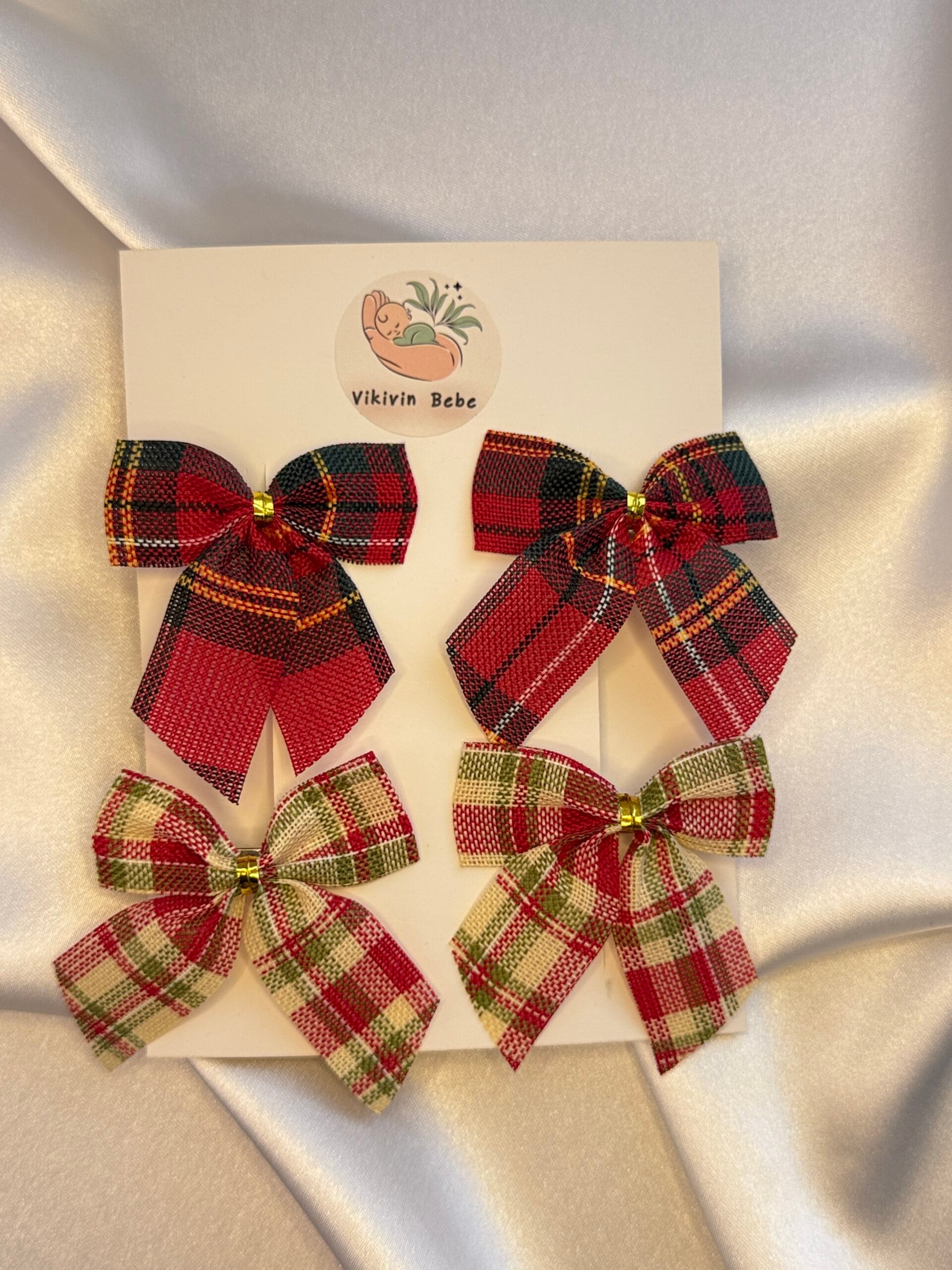 çocuk fiyonk toka 4’lü set – üstte iki kırmızı tartan, altta iki krem-yeşil-kırmızı ekose fiyonk, yakın plan detay