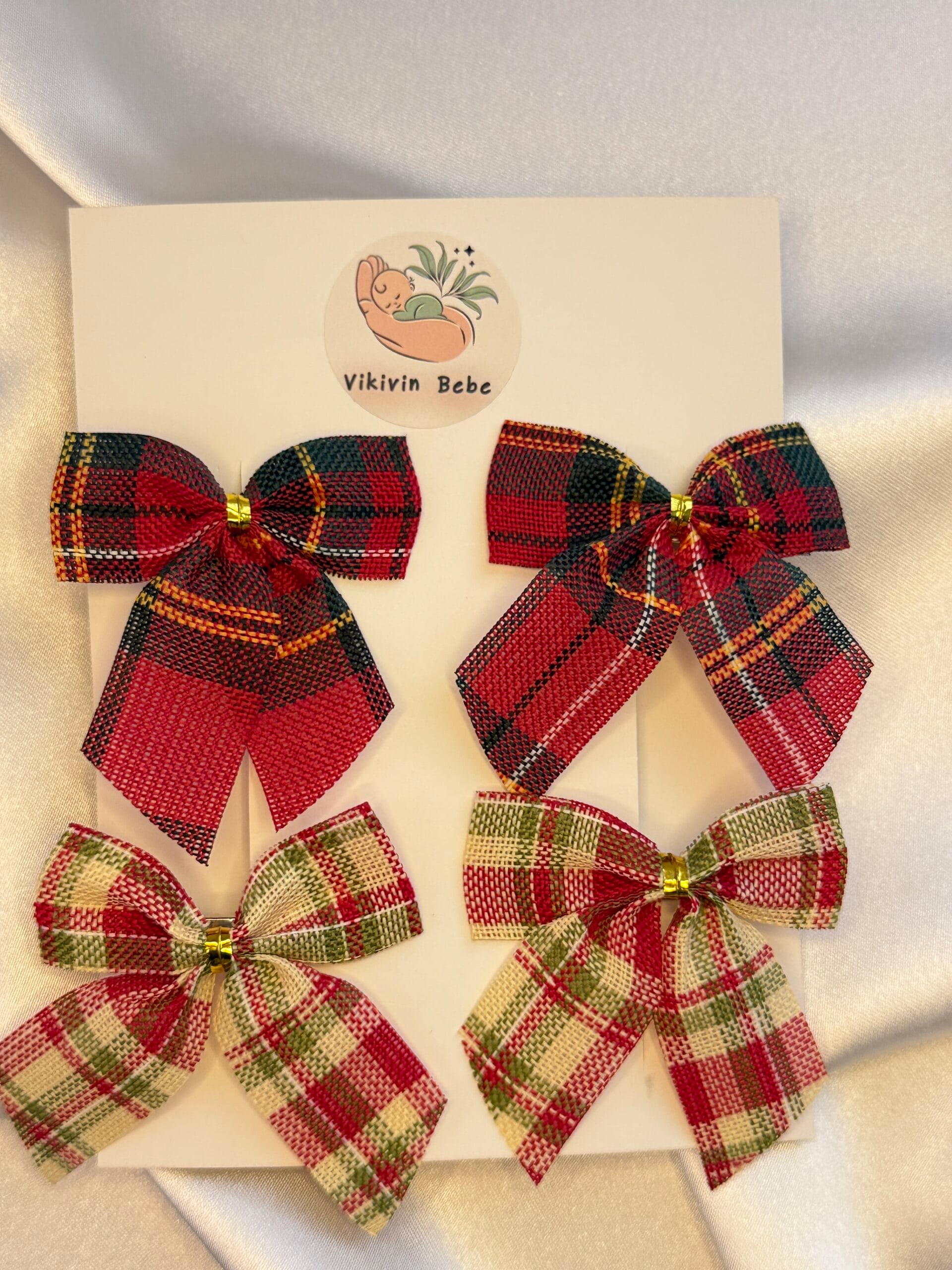 çocuk fiyonk toka 4’lü set – kart üzerinde dört adet yılbaşı tarzı ekose fiyonk, üstten genel kadraj