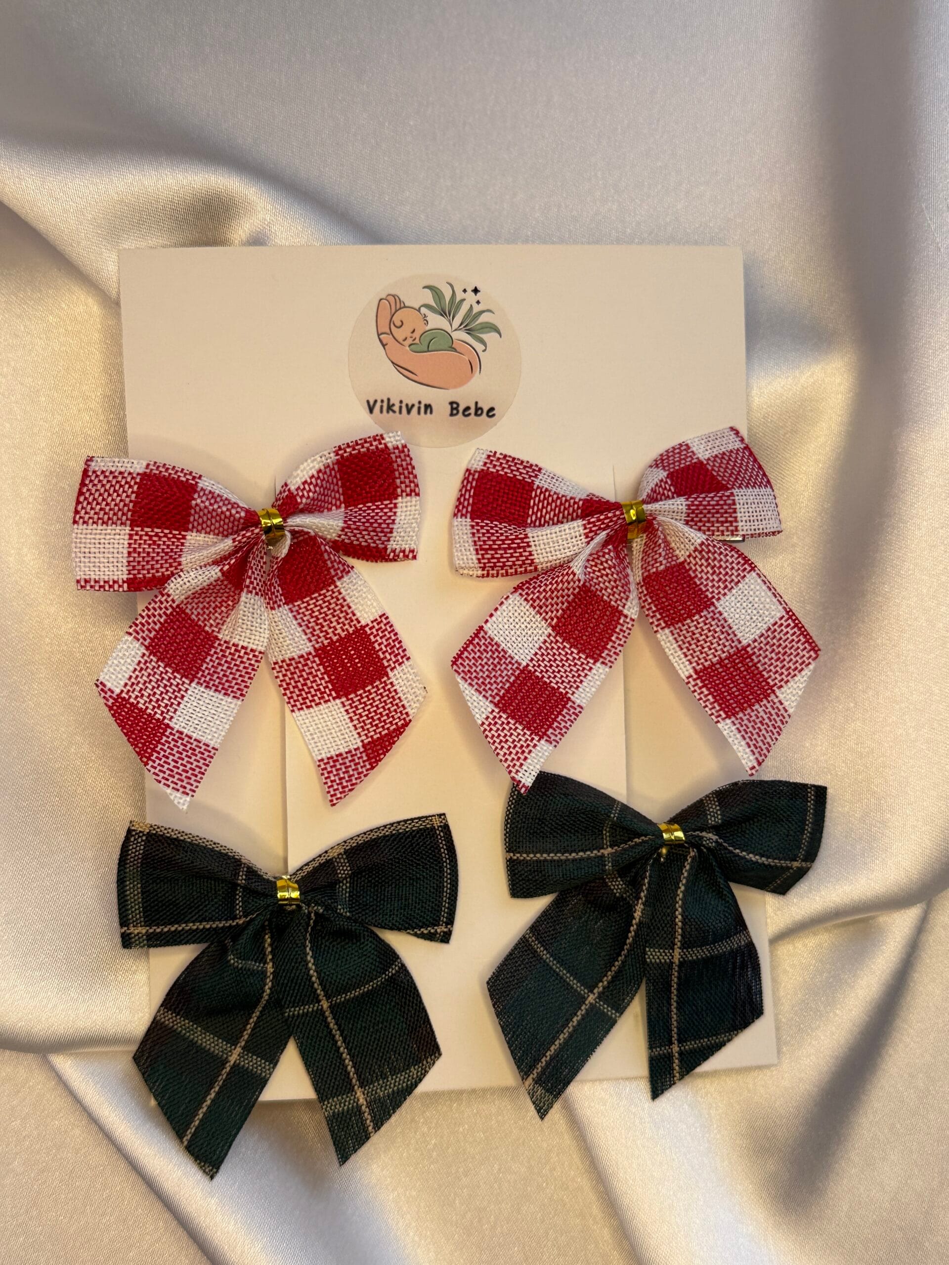 çocuk fiyonk toka 4’lü set – kart üzerindeki dört fiyonk, yılbaşı temalı pötikare ve ekose desenli, yakın plan