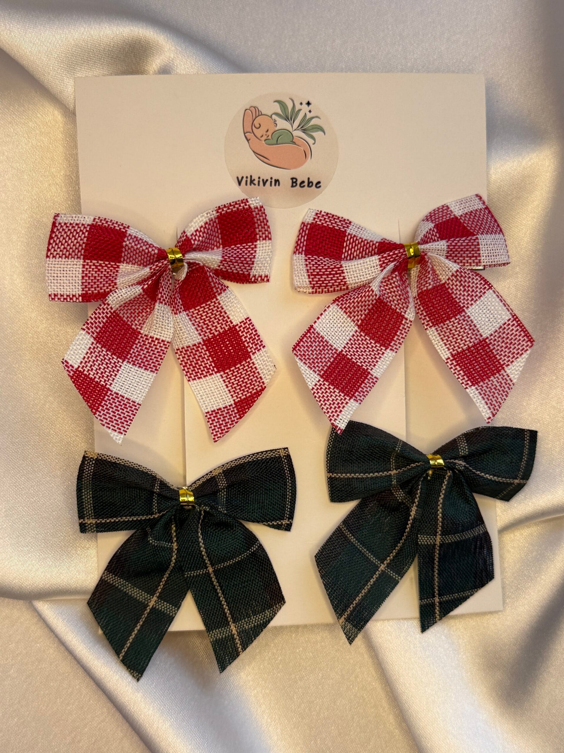 çocuk fiyonk toka 4’lü set – kırmızı beyaz pötikare ve koyu yeşil ekose fiyonklar, önden grup görünümü