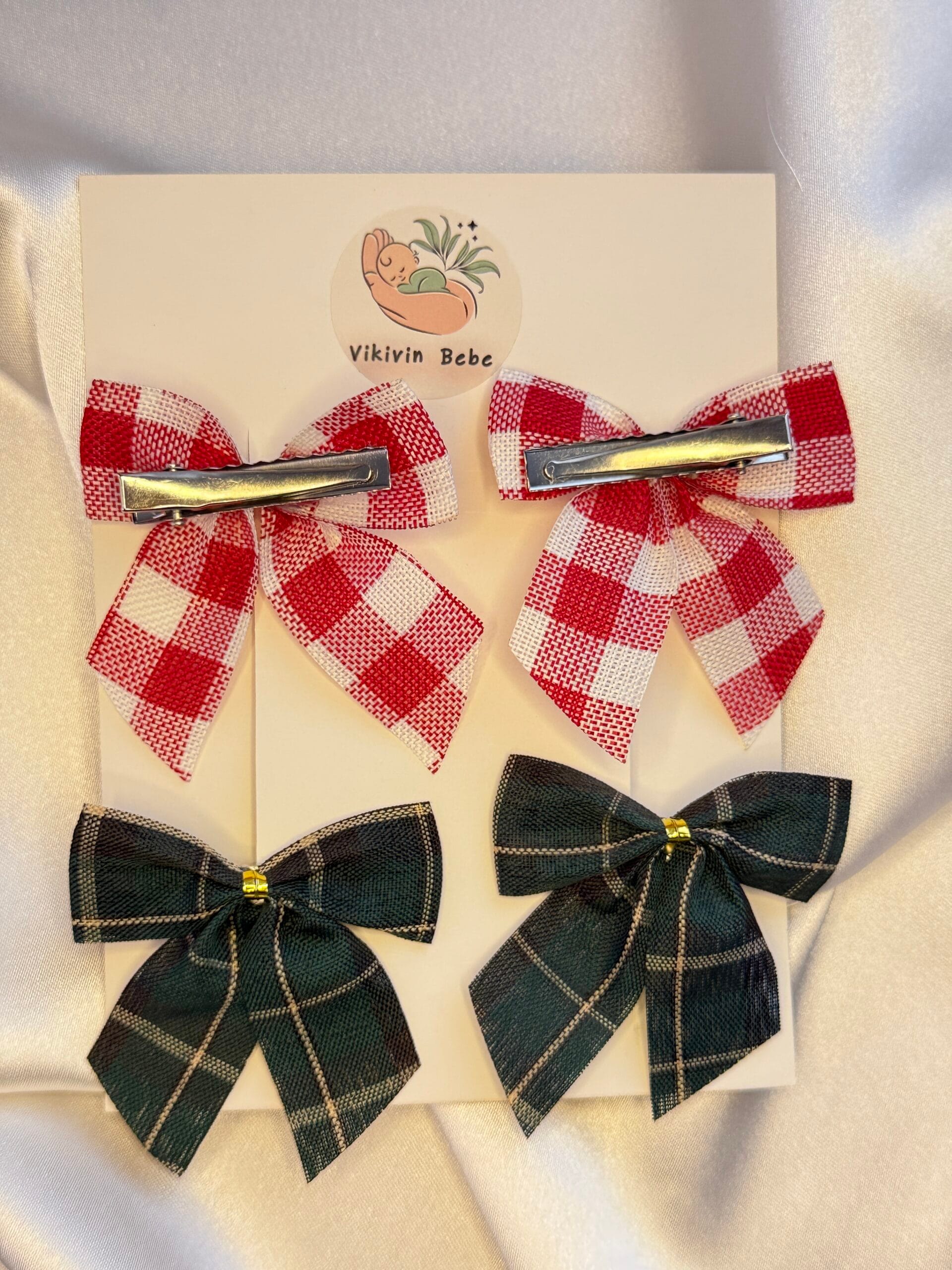 çocuk fiyonk toka 4’lü set – arka yüz, metal timsah klipsli kırmızı pötikare ve yeşil ekose fiyonklar