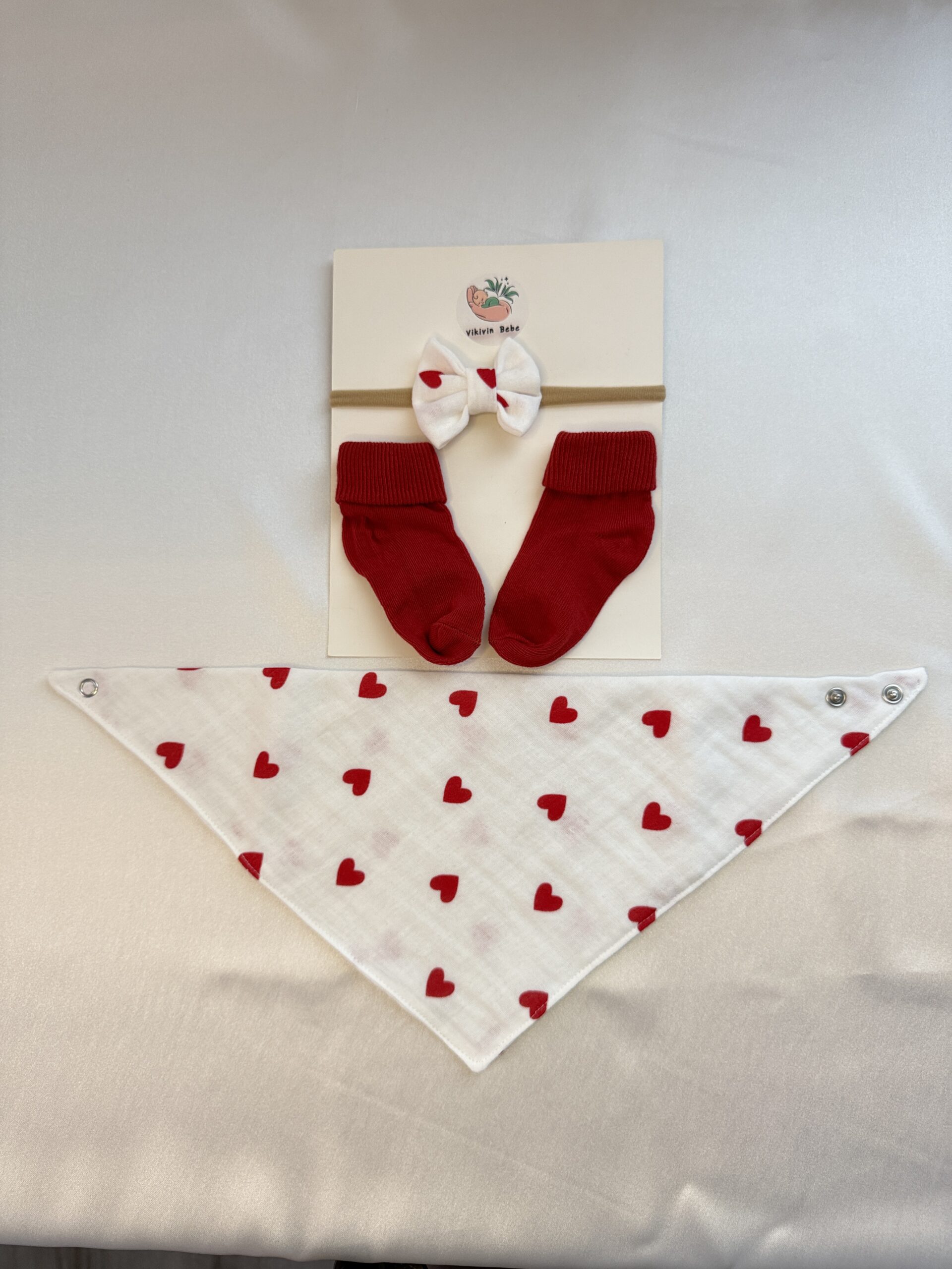 yenidoğan salya önlüğü fiyonk bandana ve kırmızı bebek çorabı