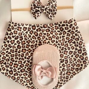 Leopar desenli bebek seti fiyonk detaylı bebek saç bandı