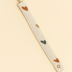 Çıkarılabilir klipsli kalpli müslin emzik askısı – makrome ip detaylı