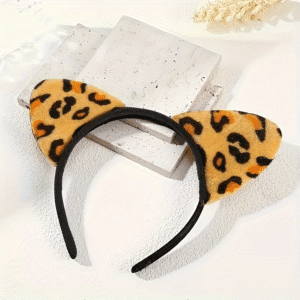 leopar kulaklı taç masa üzerinde detay çekim