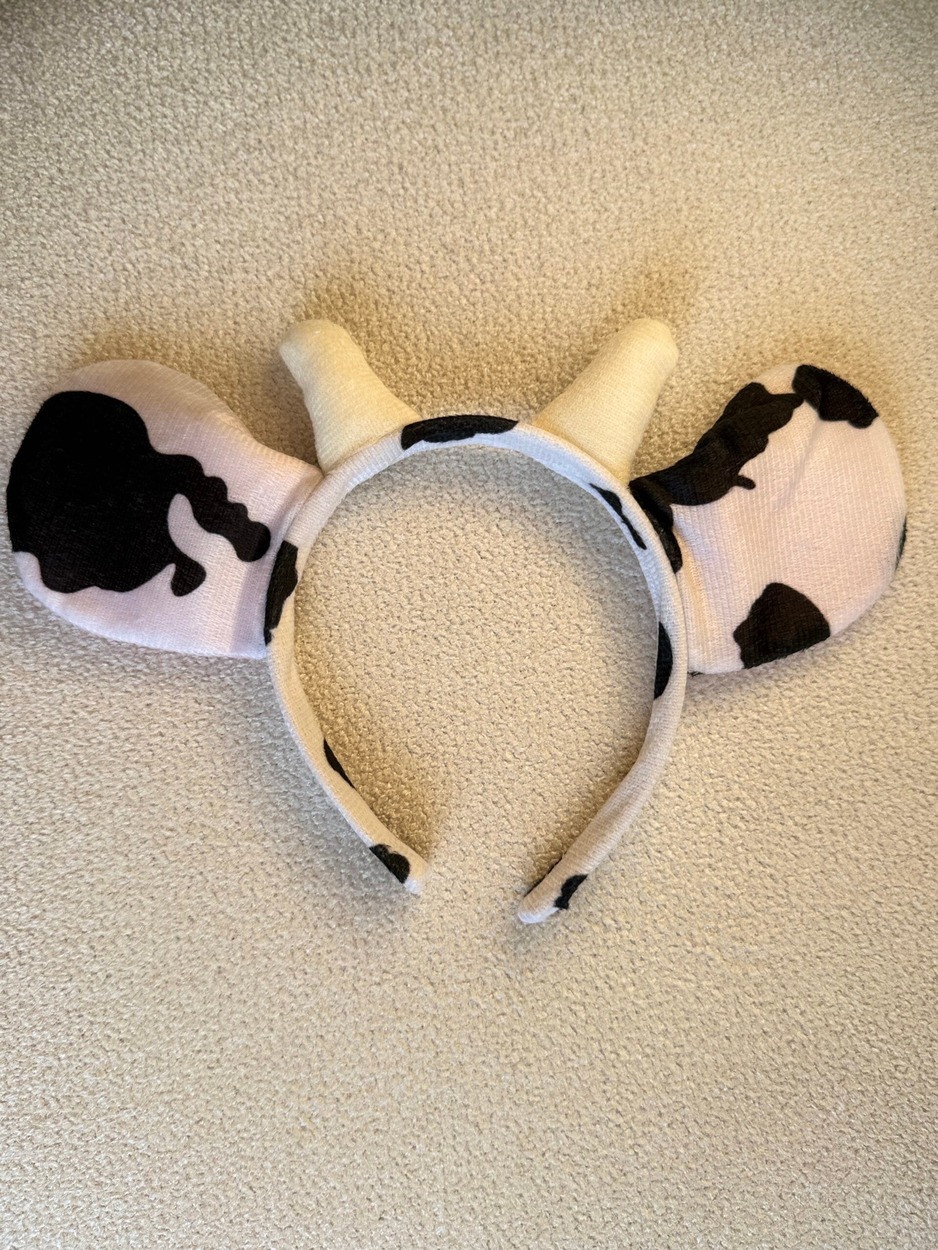 İnek kulaklı çocuk tacı pembe iç kulak detaylı önden görünüm