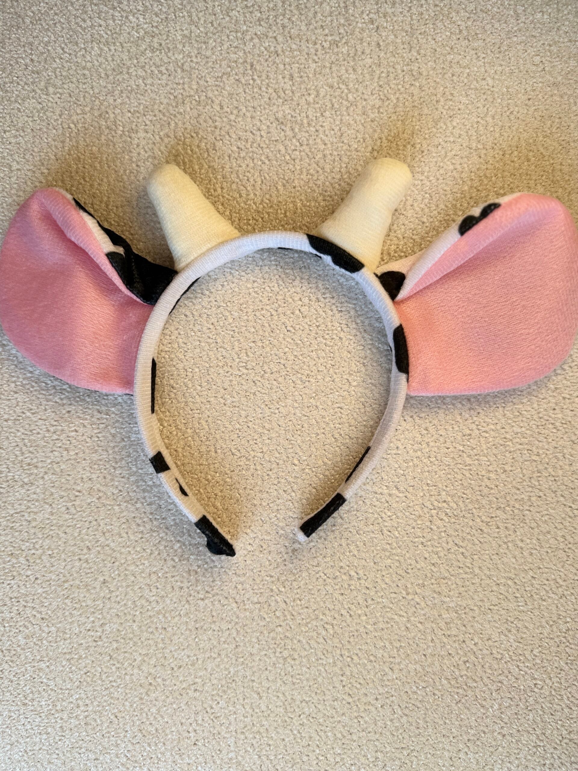 İnek kulaklı çocuk tacı boynuz ve kulak detayları yakın çekim