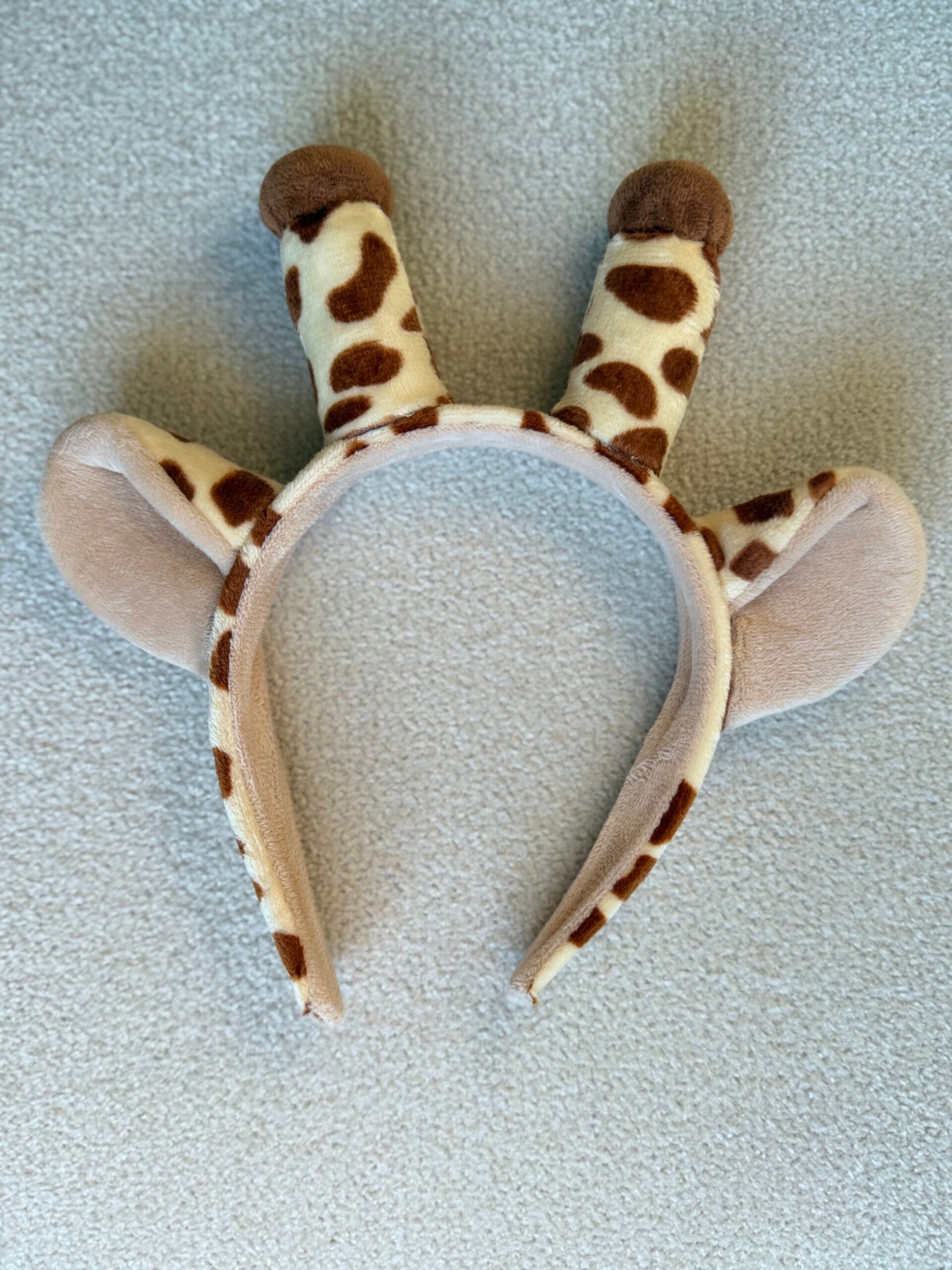 • Zürafa kulaklı çocuk tacı yakın çekim yumuşak peluş doku