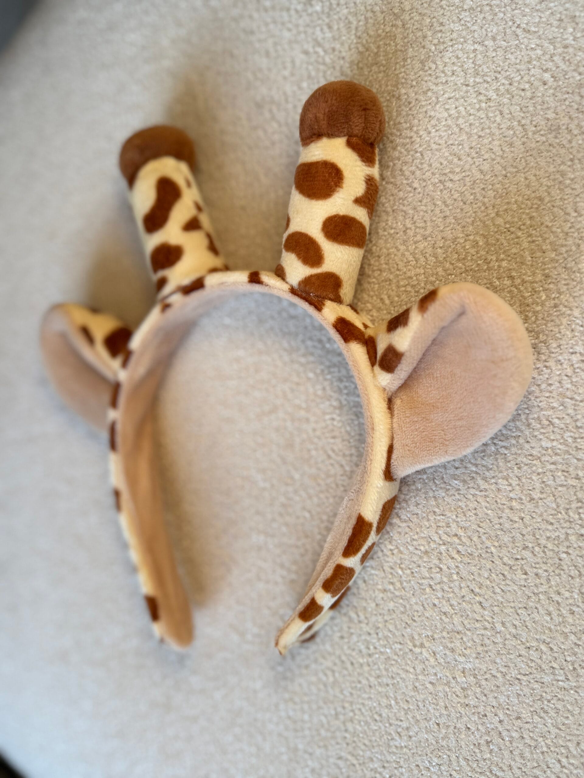 • Zürafa kulaklı çocuk tacı yandan görünüm zürafa desenli boynuzlar ve kulaklar