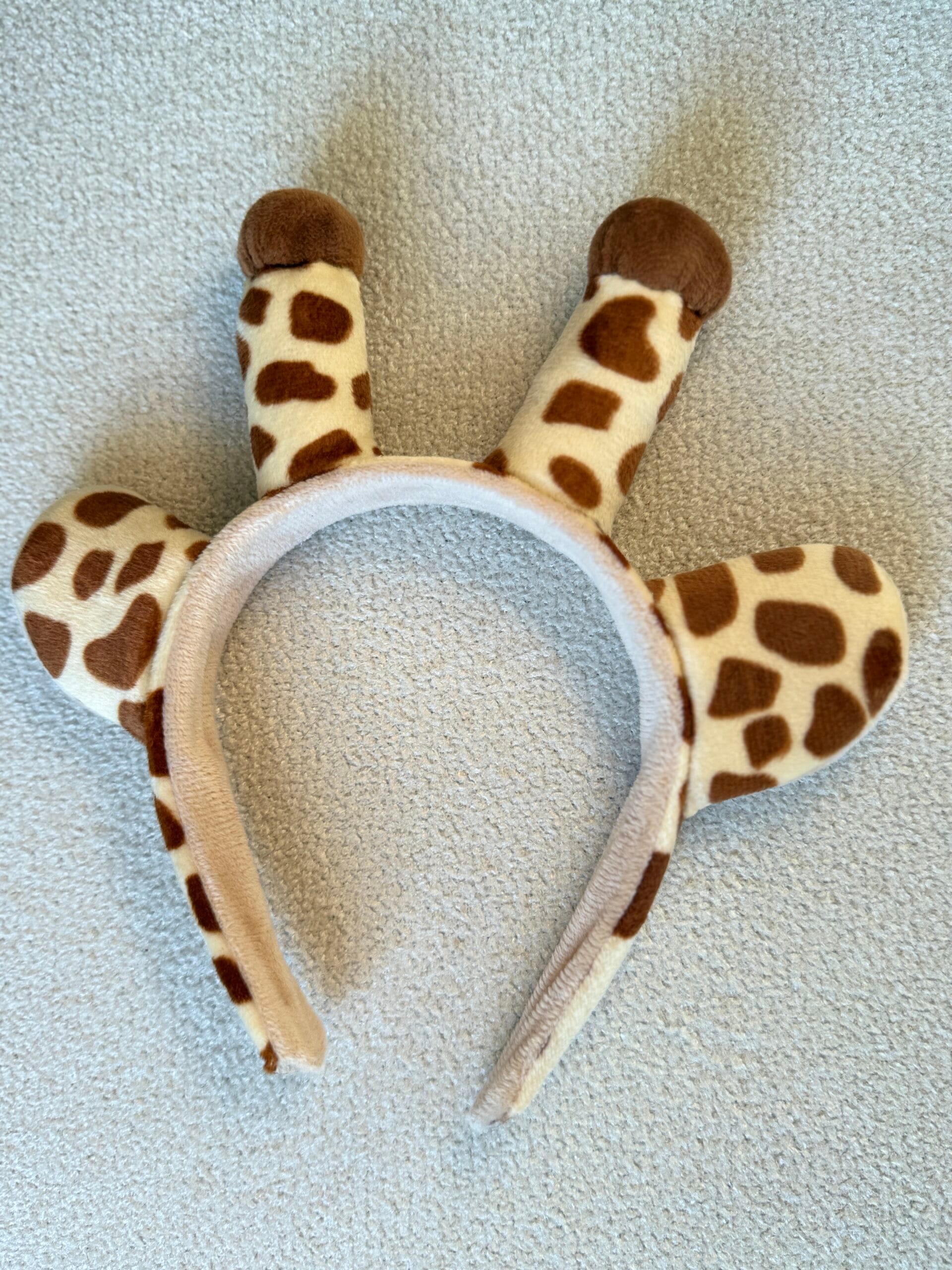 • Zürafa kulaklı çocuk tacı önden görünüm peluş kulak ve boynuz detaylı