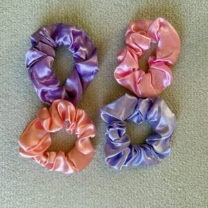 Pastel Saten Scrunchie Seti – Mor ve Şeftali Mor ve şeftali pastel saten scrunchie saç lastikleri