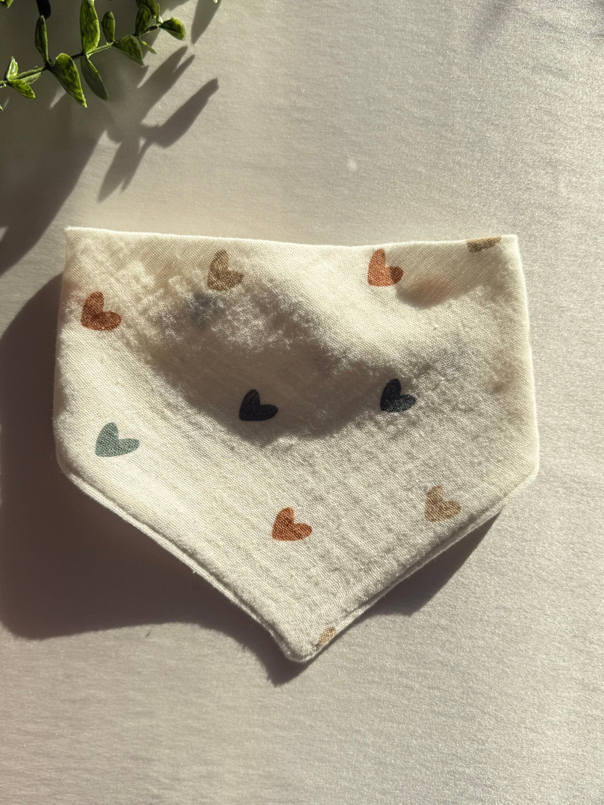 Renkli kalp desenli beyaz 4 katlı müslin bebek önlüğü