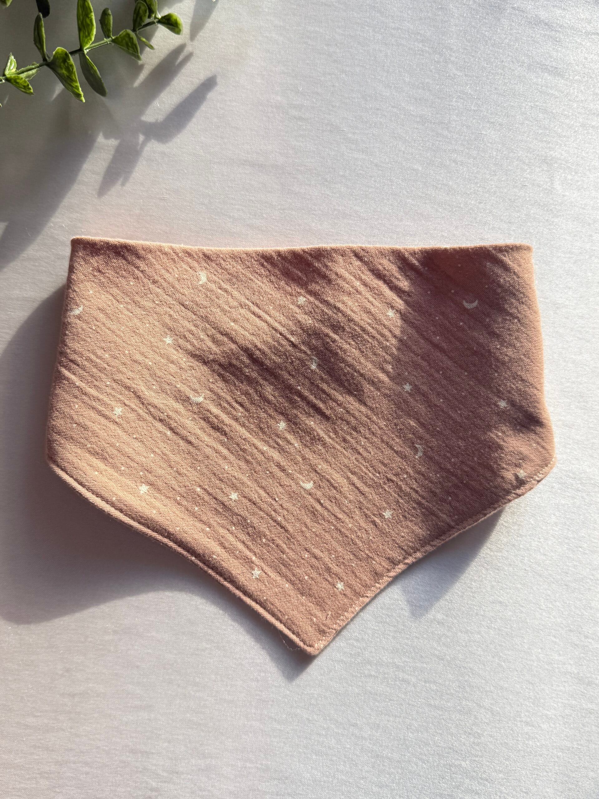 Ay ve yıldız desenli kahve tonlu 4 katlı müslin bebek önlüğü