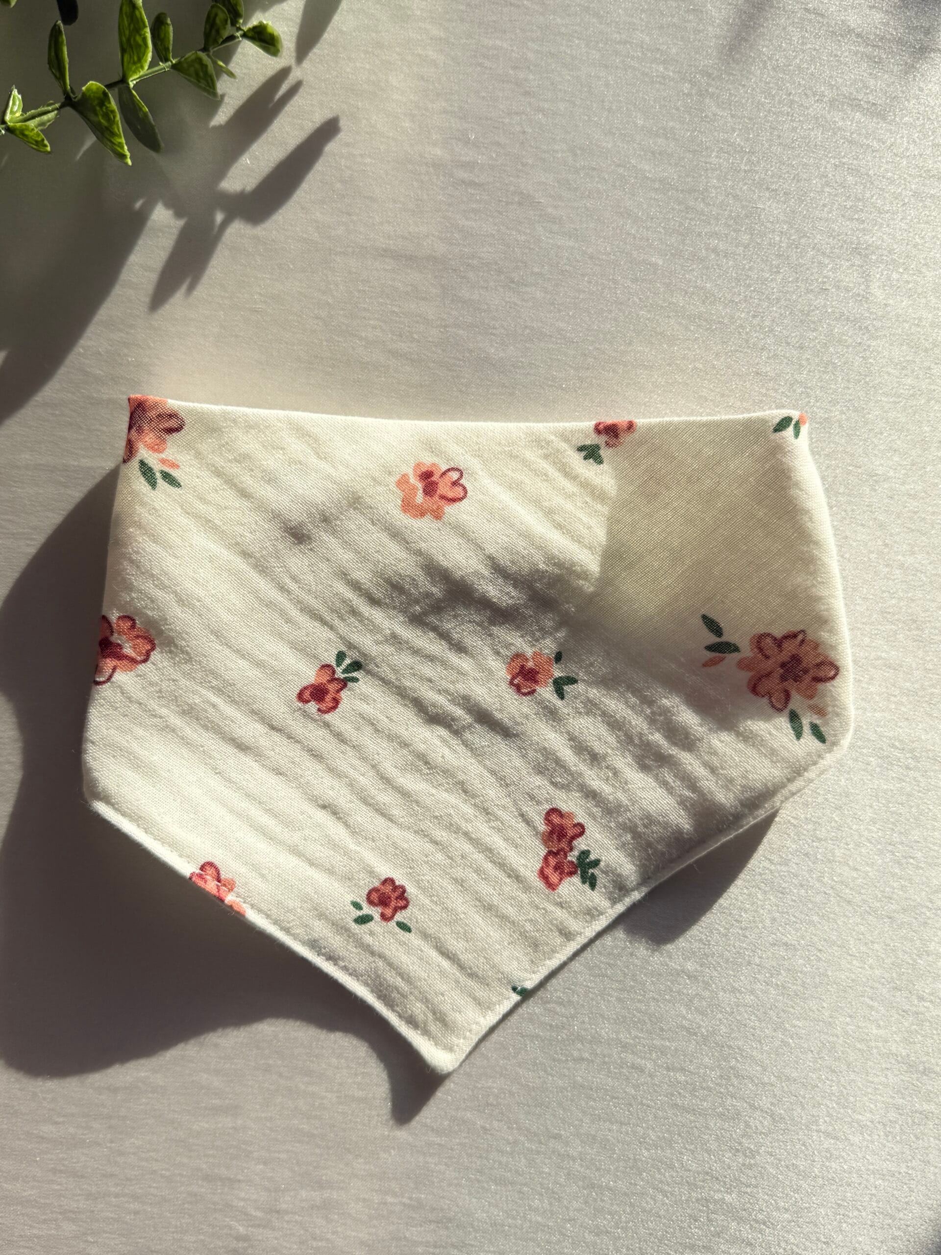 Pembe çiçek desenli 4 katlı müslin bebek önlüğü