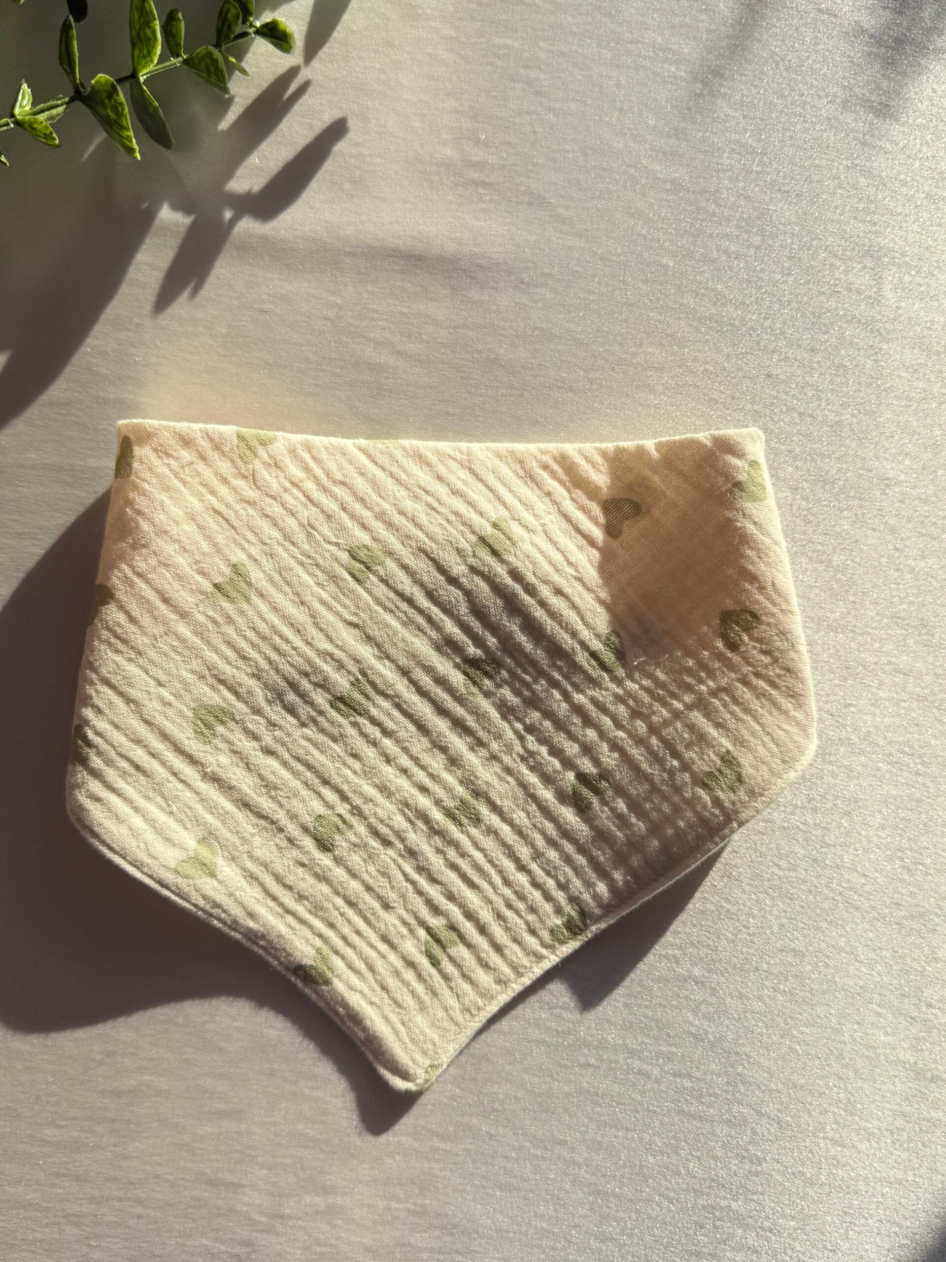 Yeşil kalp desenli 4 katlı müslin bebek önlüğü