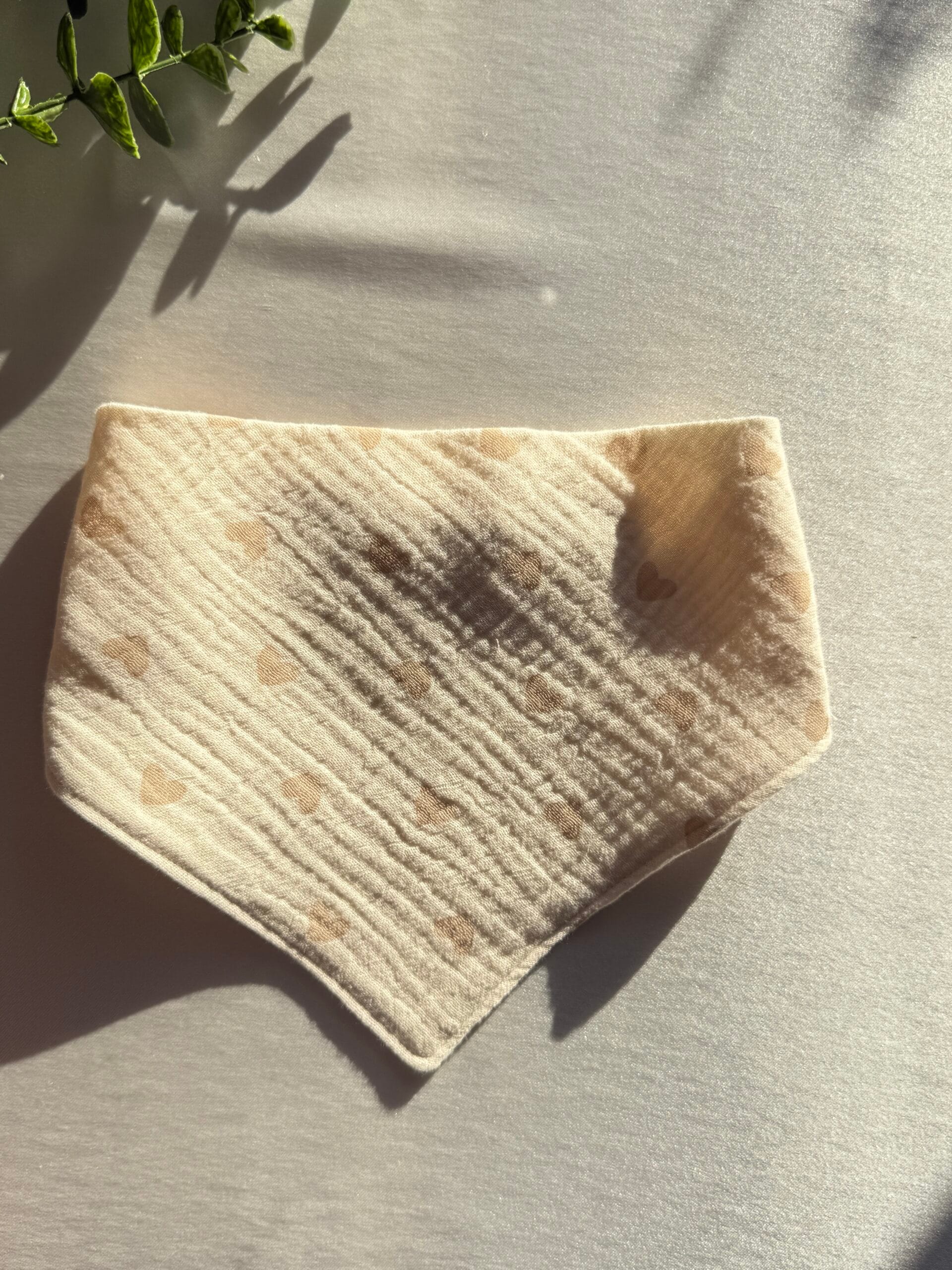 Bej kalp desenli 4 katlı müslin bebek önlüğü