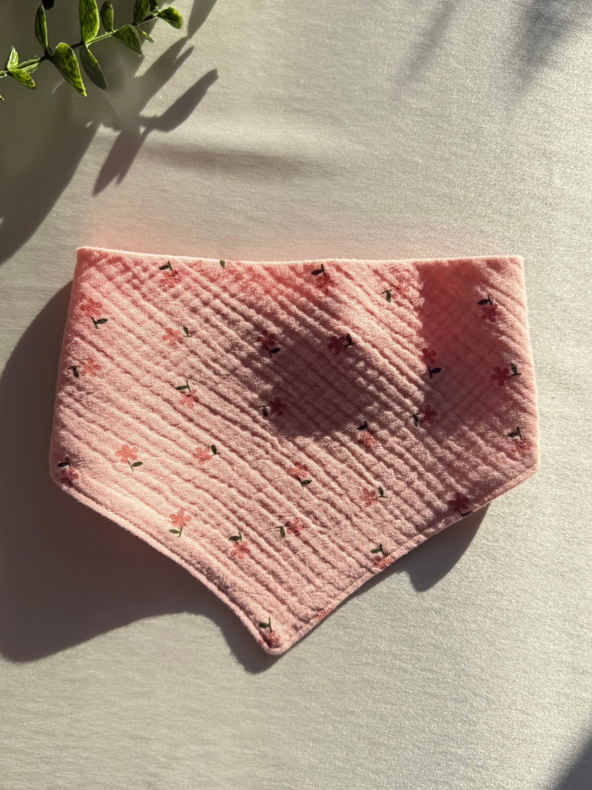 Pudra tonlu küçük çiçek desenli 4 katlı müslin bebek önlüğü