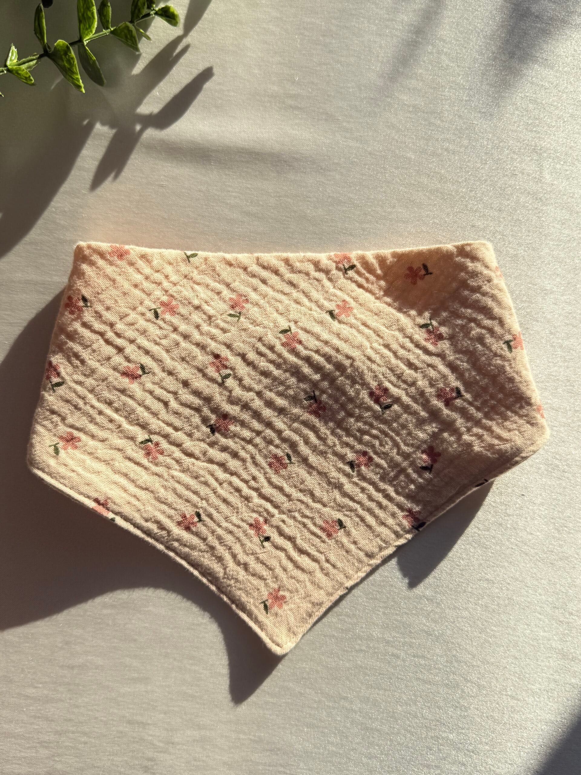 Pembe çiçek desenli 4 katlı müslin bebek önlüğü